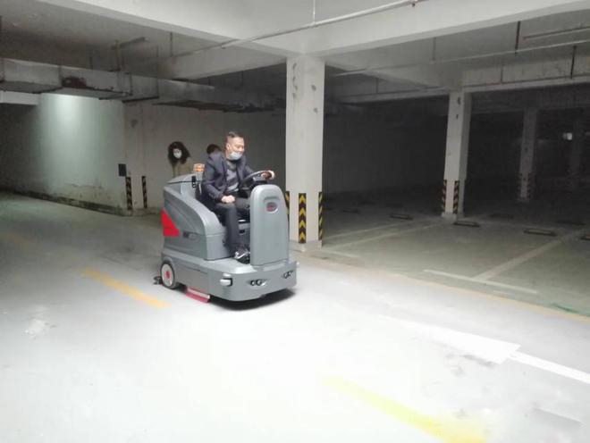 武威小区物业保洁不用人力改用驾驶式洗地机了